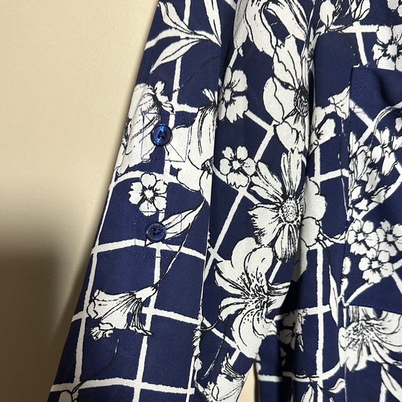 Express‎ Portofino Blue White Floral Button Down Top | Medium - Picture 4 of 5